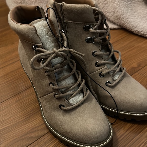 *NWT* universal thread booties - Picture 2 of 4